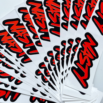 Wysokiej jakości niestandardowe drukowanie etykieta z logo błyszcząca naklejka do wycinania samoprzylepna wodoodporna folia wycinana z winylu arkusz naklejek